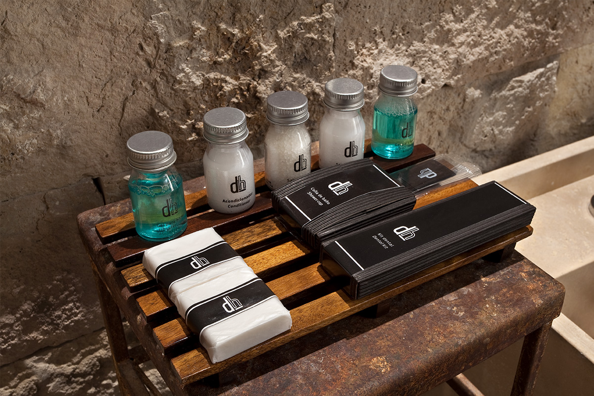 >Diseño gráfico de amenities para Hotel Dissors – Contexto Creativo estudio de diseño y comunicación visual